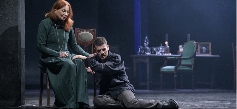 Torna in scena a Trento Spettri, capolavoro di Henrik Ibsen con l’adattamento di Fausto Paravidino e la regia di Rimas
